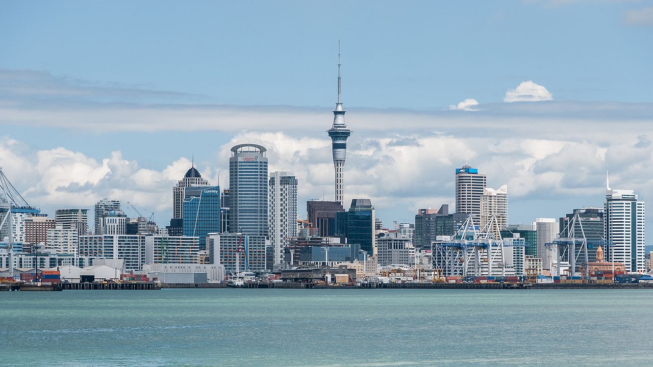 Auckland_Skyline_as_seen_from_Devonport_20100128_3.jpg